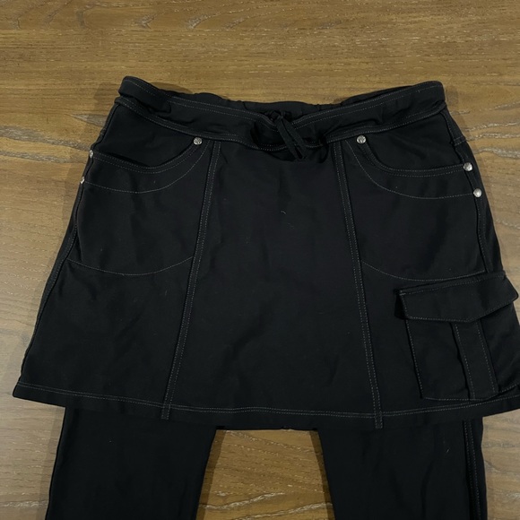 Athleta Bettona 2 In 1 Medium   Skirt Capri Crop Black Leggings Cargo Pockets - Picture 4 of 10